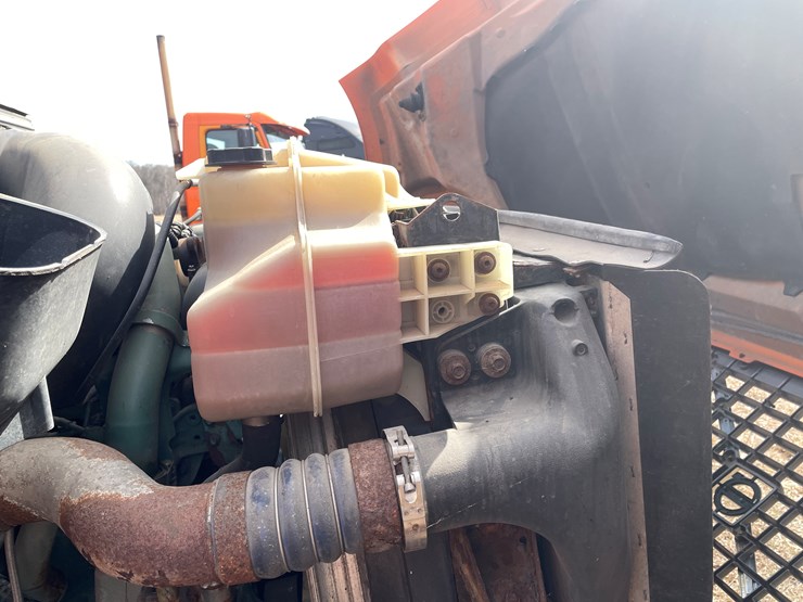 #122-•-2009-volvo-day-cab-semi-tractor-(has-wi-title)-image-68