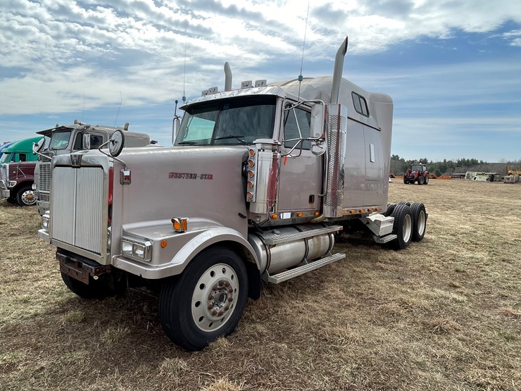 #128-•-2003-western-star-sleeper-cab-semi-tractor-(has-wi-title)-(non-runner)-image-1