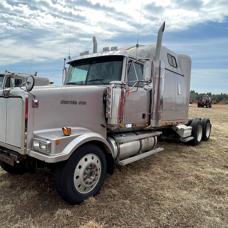 #128 • 2003 Western Star Sleeper Cab Semi Tractor (Has WI Title) (Non Runner)