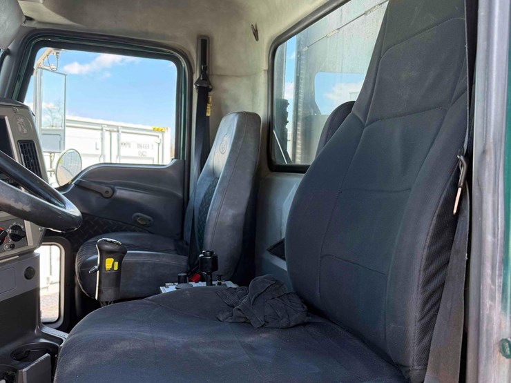 2009-mack-gu713-tri-axle-dump-image-32