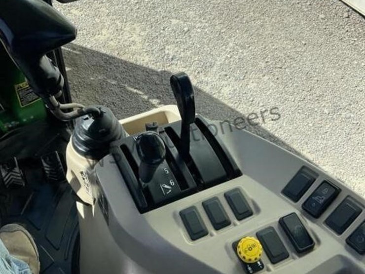 john-deere-3320-image-19