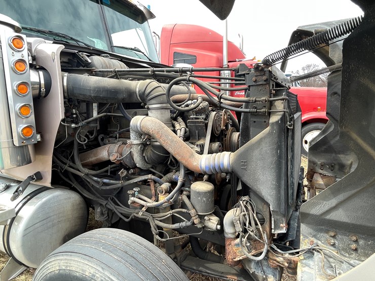 #128-•-2003-western-star-sleeper-cab-semi-tractor-(has-wi-title)-(non-runner)-image-62