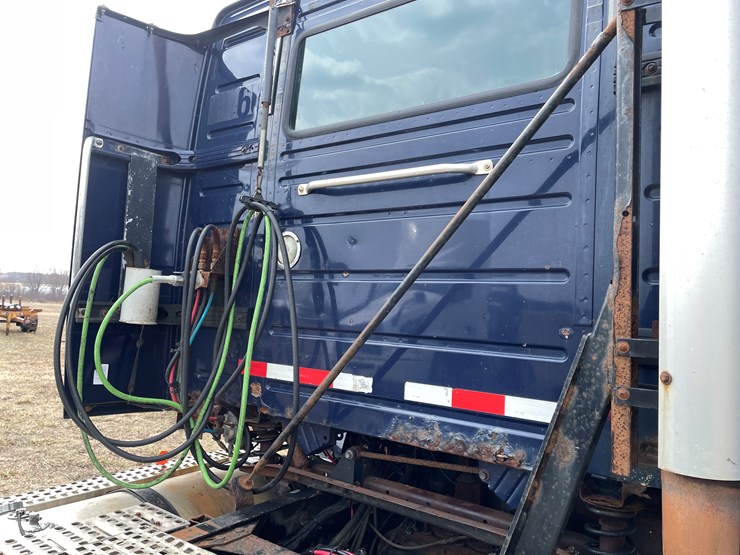 #117-•-2009-volvo-day-cab-semi-tractor-(has-wi-title)-image-24