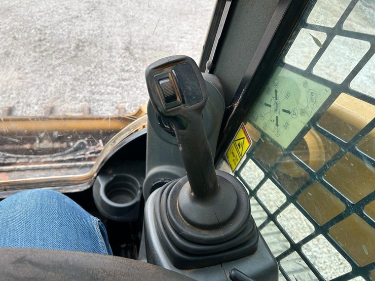 2017-caterpillar-259d-image-22