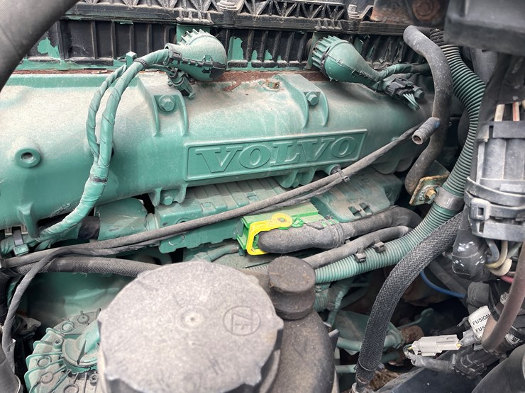 #116-•-2018-volvo-single-axle-day-cab-semi-tractor-(has-wi-title)-image-63