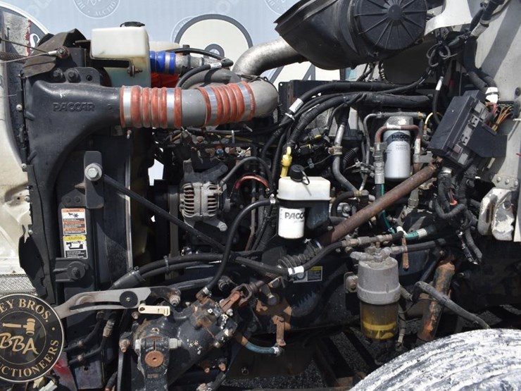 2012-peterbilt-384-image-26