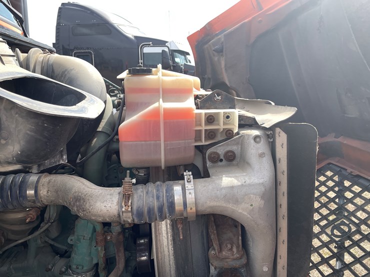 #121-•-2009-volvo-day-cab-semi-tractor-(has-wi-title)-image-68