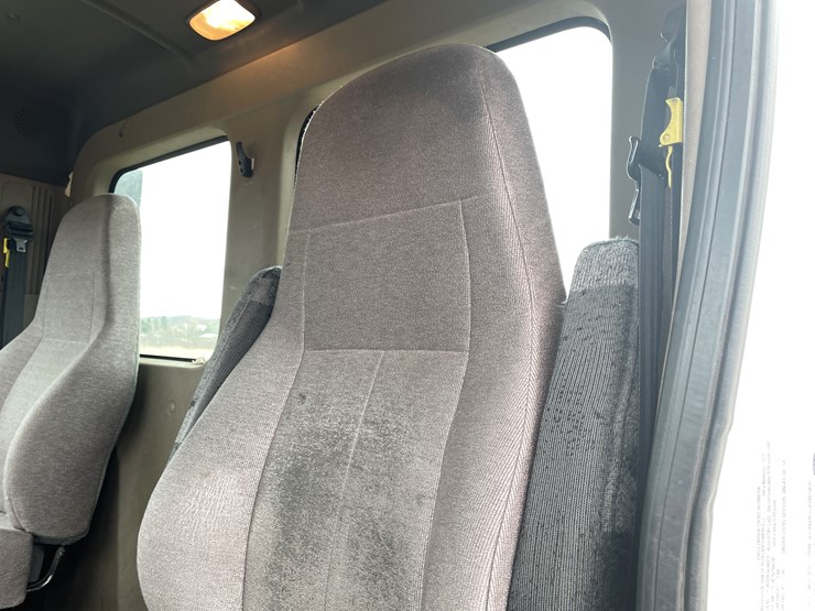 #114-•-2017-freightliner-single-axle-day-cab-semi-tractor-(has-wi-title)-image-70