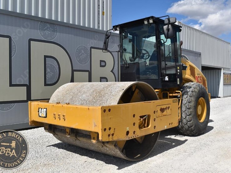 2015-caterpillar-cs66b-image-1