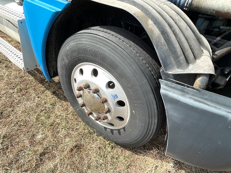 #134-•-2001-freightliner-century-class-sleeper-cab-semi-tractor-(has-wi-title)-(non-runner)-image-62