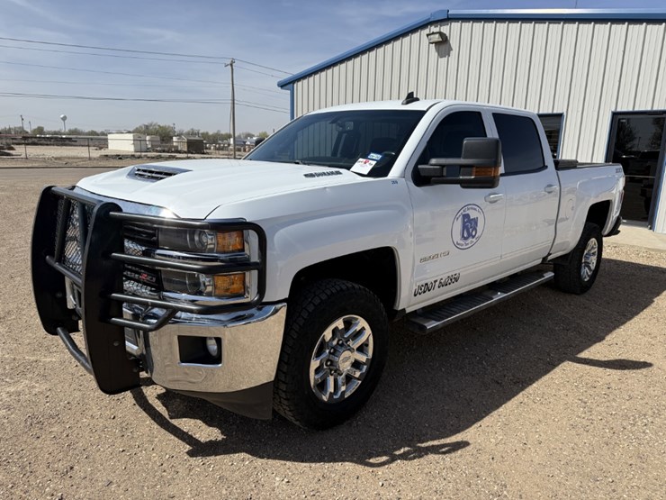 2017-chevrolet-silverado-2500hd-image-2