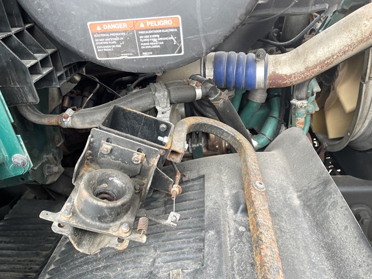 #110-•-2014-volvo-car-hauler-semi-and-trailer-(has-wi-title)-image-82