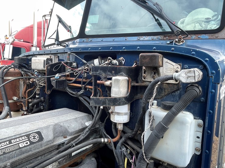 1999-peterbilt-377-image-52