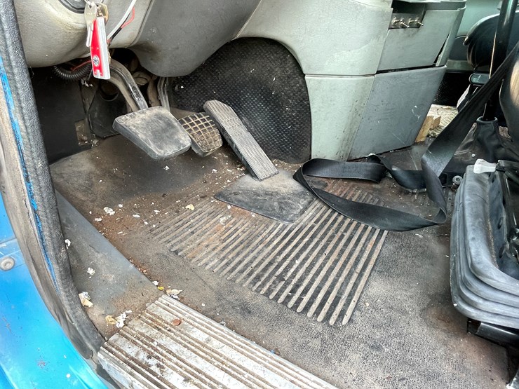 #134-•-2001-freightliner-century-class-sleeper-cab-semi-tractor-(has-wi-title)-(non-runner)-image-70