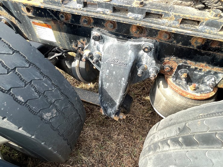 #134-•-2001-freightliner-century-class-sleeper-cab-semi-tractor-(has-wi-title)-(non-runner)-image-39