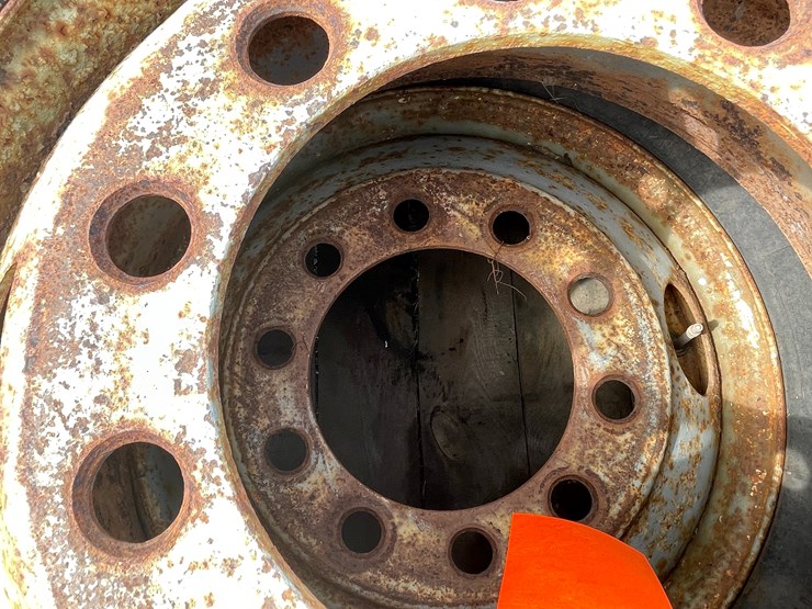 #10710-•-(2)-yokohama-315/80r22.5-truck-tires-on-rims-image-8