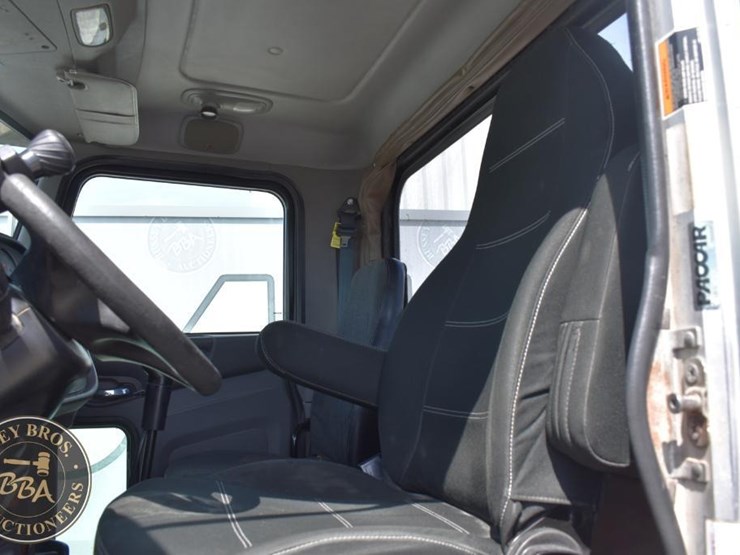 2012-peterbilt-384-image-41