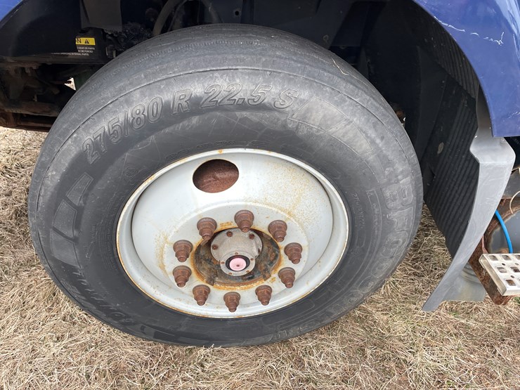 #117-•-2009-volvo-day-cab-semi-tractor-(has-wi-title)-image-9