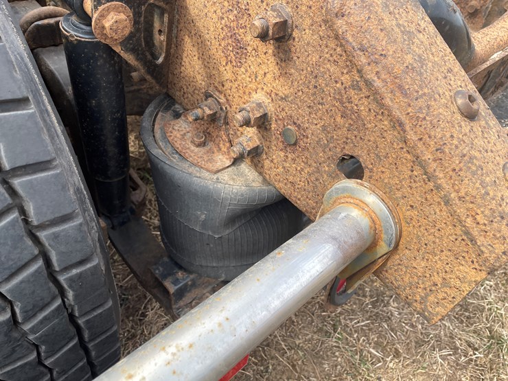 #121-•-2009-volvo-day-cab-semi-tractor-(has-wi-title)-image-46