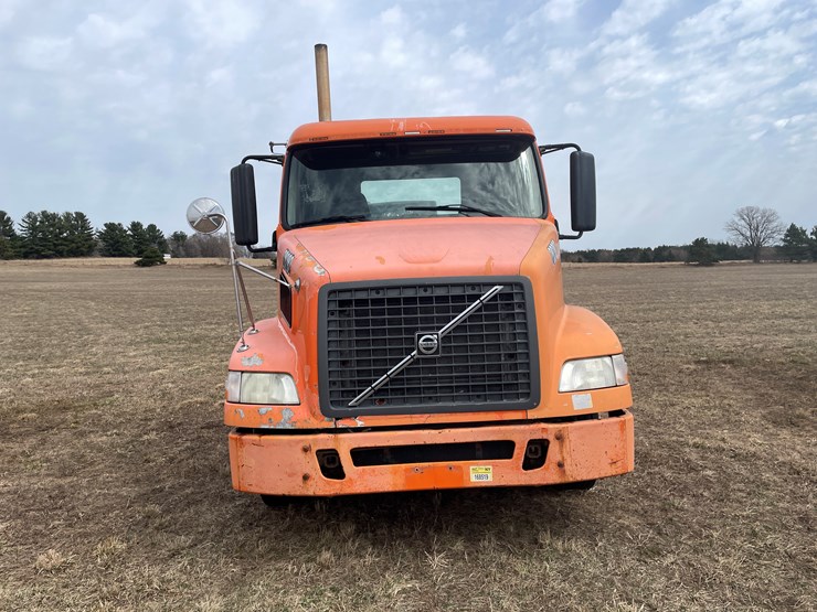 #121-•-2009-volvo-day-cab-semi-tractor-(has-wi-title)-image-2