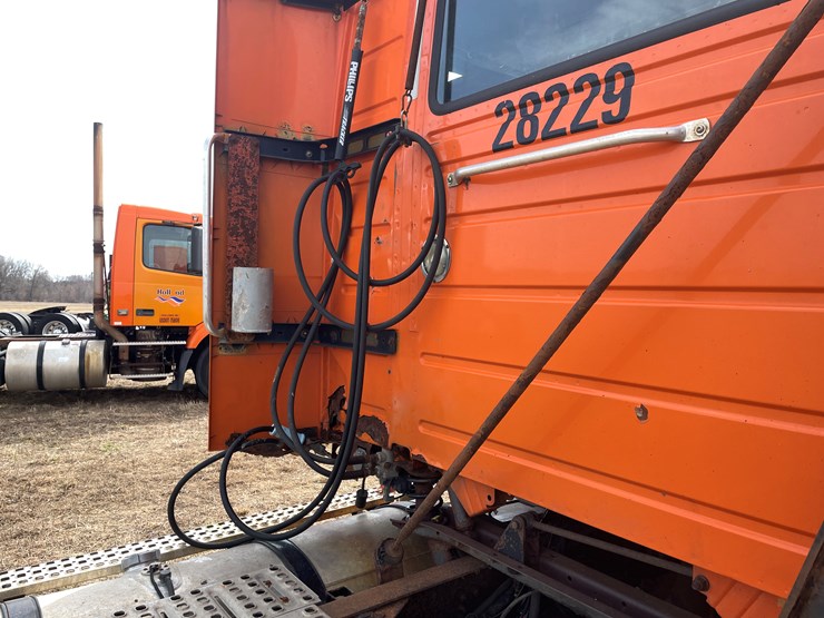 #122-•-2009-volvo-day-cab-semi-tractor-(has-wi-title)-image-21