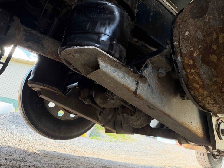 2009-mack-gu713-tri-axle-dump-image-10