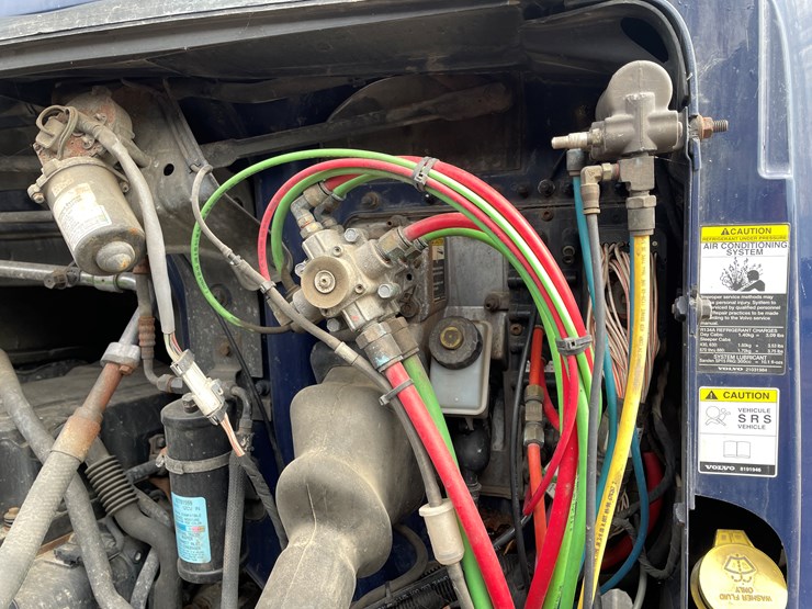 #117-•-2009-volvo-day-cab-semi-tractor-(has-wi-title)-image-52