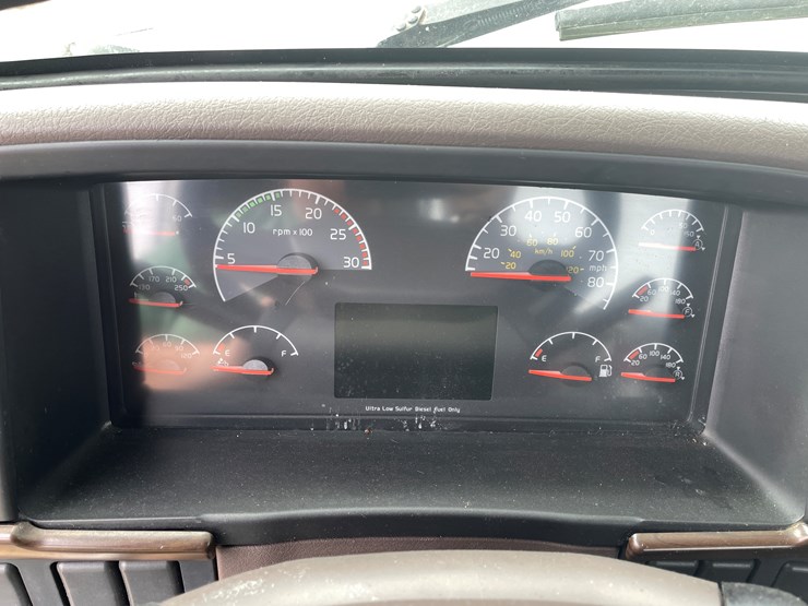 #116-•-2018-volvo-single-axle-day-cab-semi-tractor-(has-wi-title)-image-54