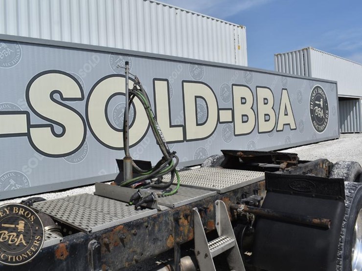 2012-peterbilt-384-image-17