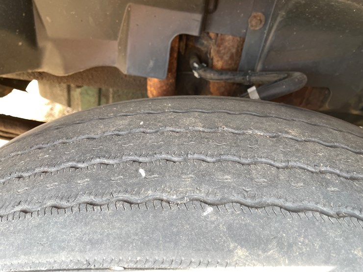 #123-•-2006-volvo-day-cab-semi-tractor-(has-wi-title)-image-8