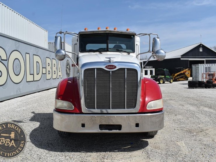 2012-peterbilt-384-image-16