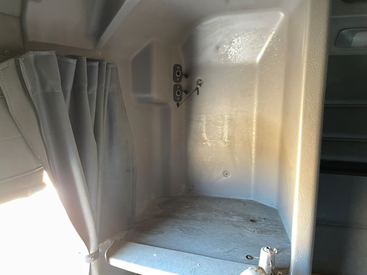 #3937-•-semi-sleeper-cab-image-15