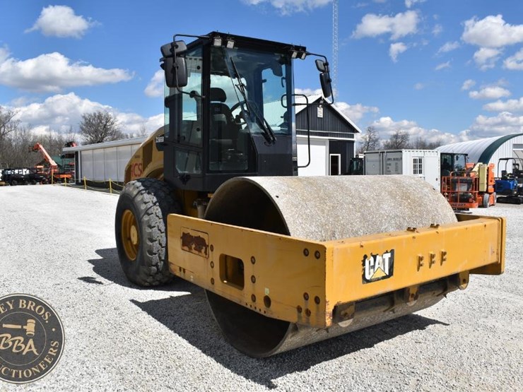 2015-caterpillar-cs66b-image-12