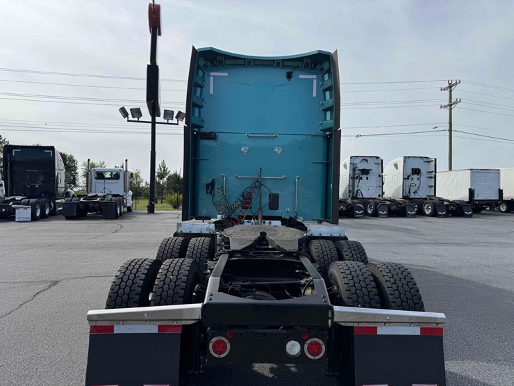 2023-peterbilt-579-image-4