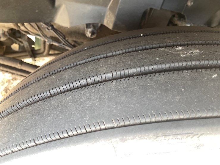 #115-•-2013-volvo-single-axle-day-cab-semi-tractor-(has-wi-title)-image-10