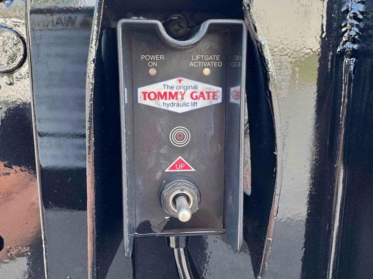 2009-chevrolet-3500-image-13