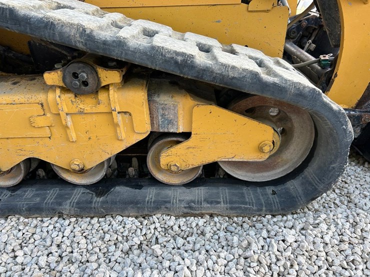 2015-caterpillar-259d-image-14