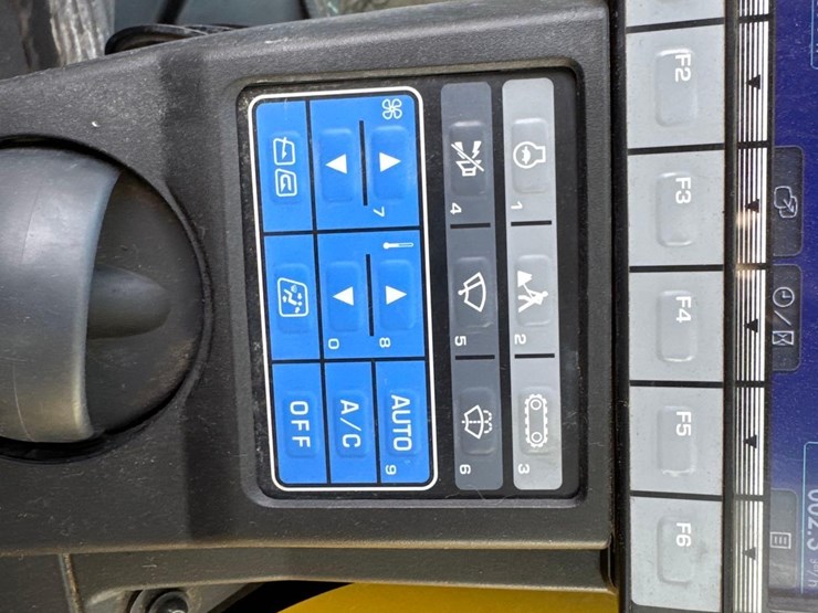 2018-komatsu-pc210-lc-11-image-29