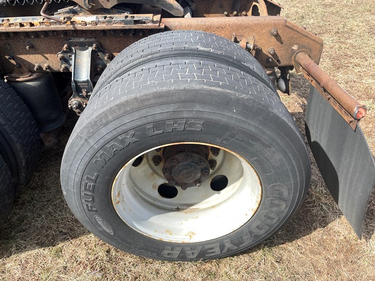 #123-•-2006-volvo-day-cab-semi-tractor-(has-wi-title)-image-47