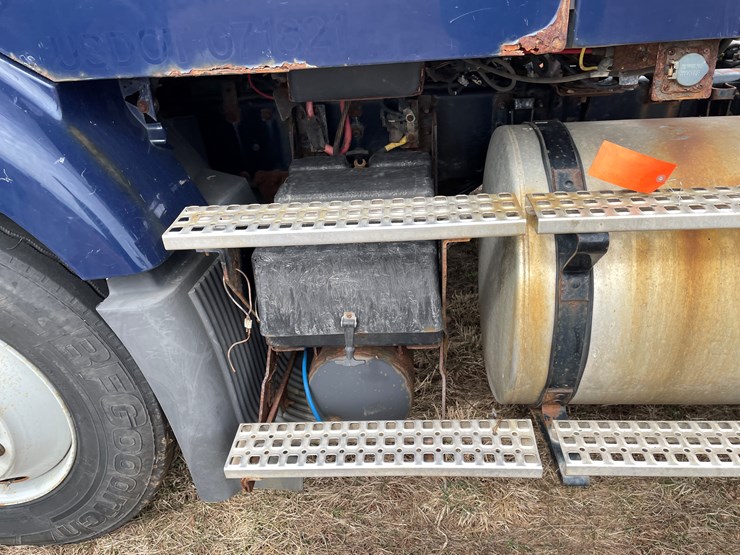 #117-•-2009-volvo-day-cab-semi-tractor-(has-wi-title)-image-47