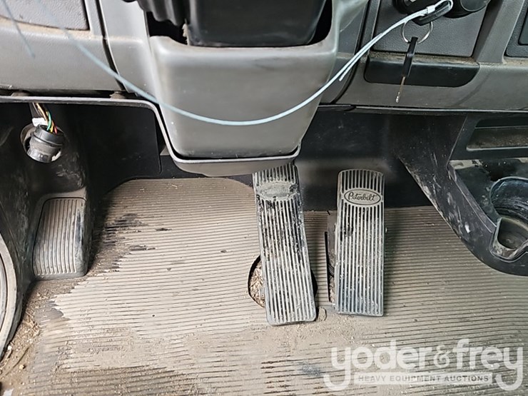 2016-peterbilt-348-image-35