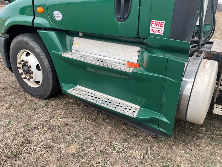 #114-•-2017-freightliner-single-axle-day-cab-semi-tractor-(has-wi-title)-image-49