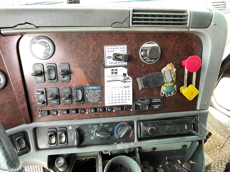 #134-•-2001-freightliner-century-class-sleeper-cab-semi-tractor-(has-wi-title)-(non-runner)-image-79