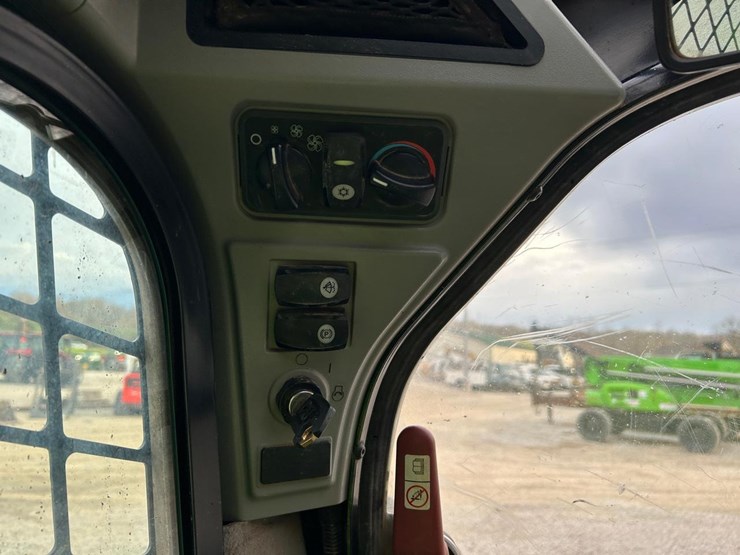 2017-caterpillar-259d-image-26