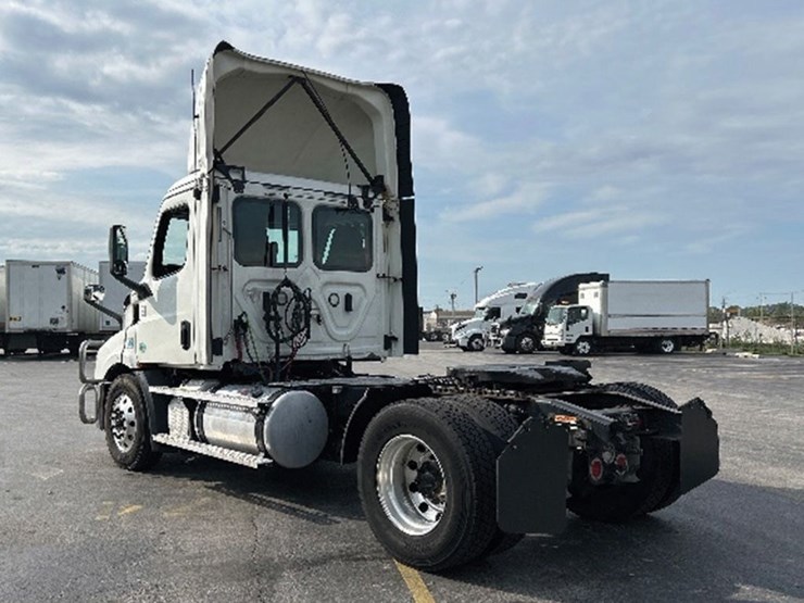 2020-freightliner-cascadia-116-image-2