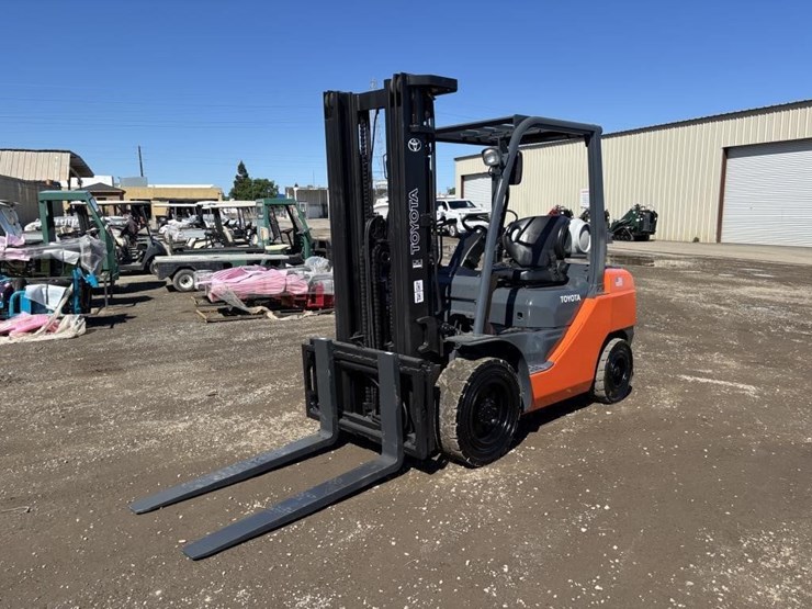 2017-toyota-8fgu30-image-1