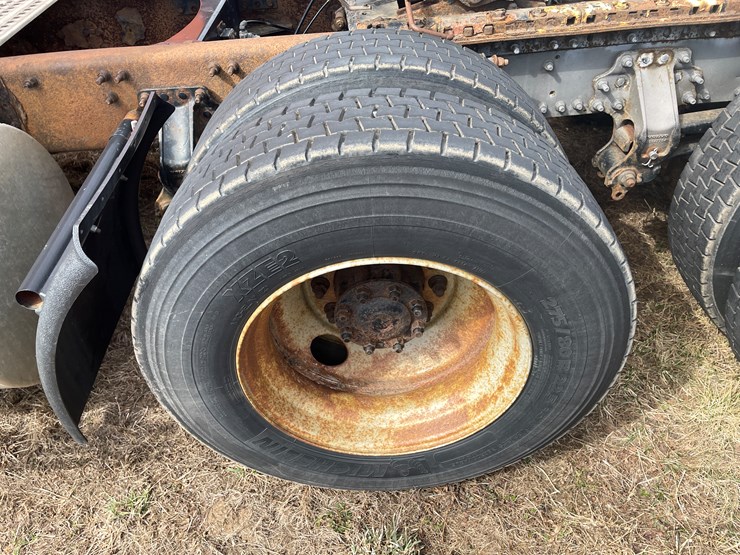 #122-•-2009-volvo-day-cab-semi-tractor-(has-wi-title)-image-47