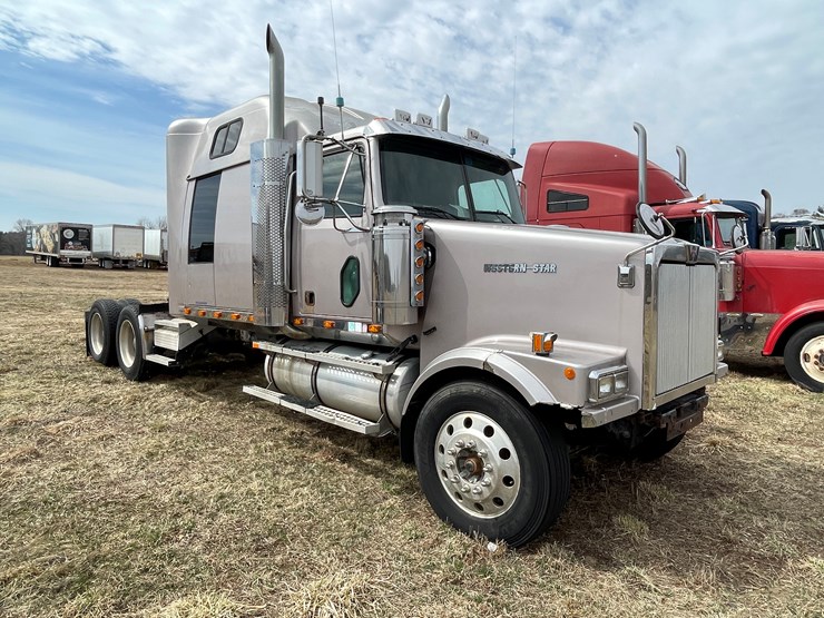 #128-•-2003-western-star-sleeper-cab-semi-tractor-(has-wi-title)-(non-runner)-image-3