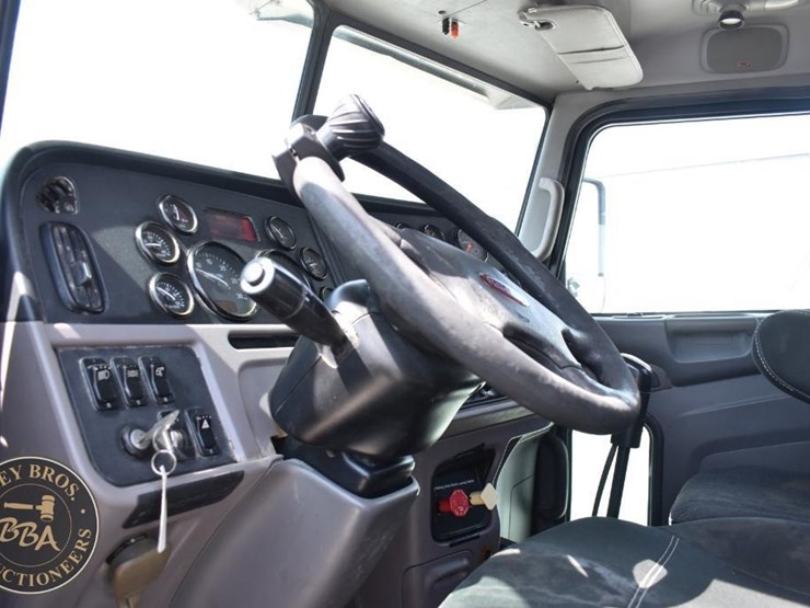 2012-peterbilt-384-image-38
