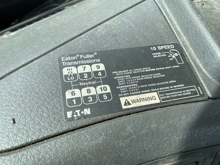 #121-•-2009-volvo-day-cab-semi-tractor-(has-wi-title)-image-85